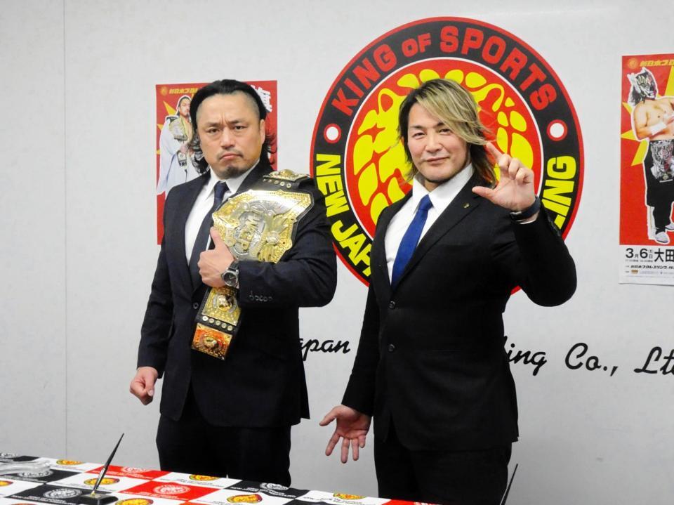 　３・６大田区大会で行われるＩＷＧＰ世界ヘビー級選手権の調印式に出席した王者・後藤洋央紀（左）と３年半ぶりに挑戦する棚橋弘至