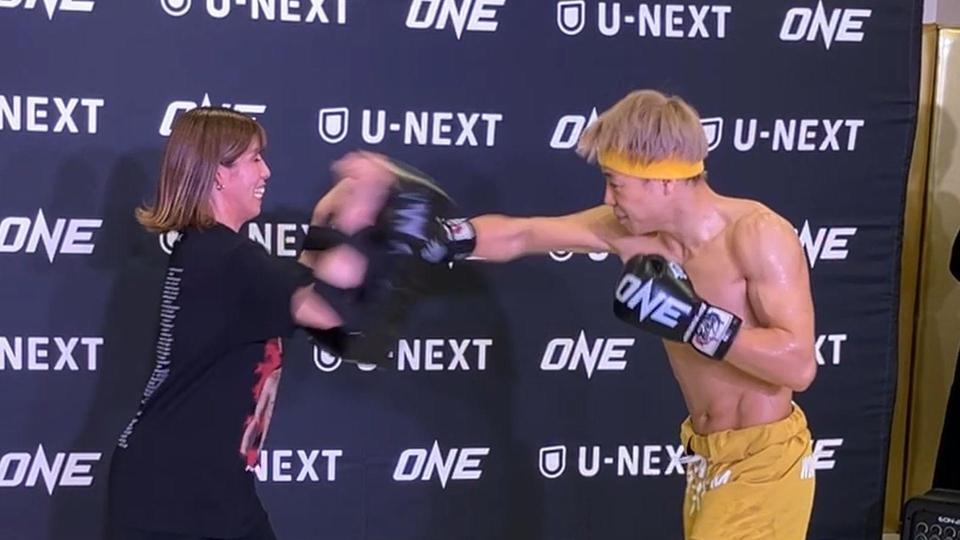 　ミットを構えた吉田沙保里さん（左）に打ち込む武尊