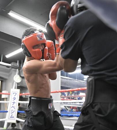 　スパーリングでパートナーをロープに追い込む京口紘人（左）＝撮影・持木克友