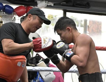 　ミット打ちをする京口紘人（撮影・持木克友）