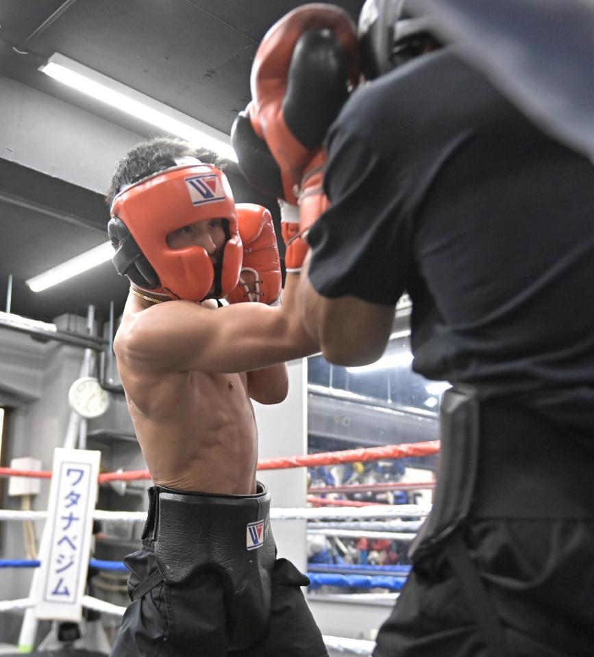 　スパーリングでパートナーをロープに追い込む京口紘人（左）＝撮影・持木克友