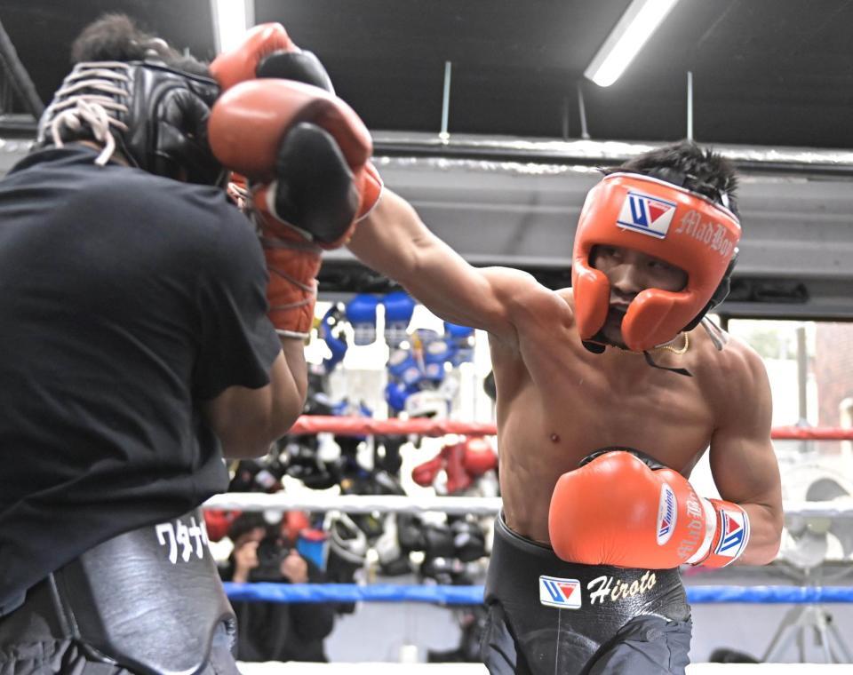 　スパーリングで強烈な右ストレートを決める京口紘人（右）＝撮影・持木克友