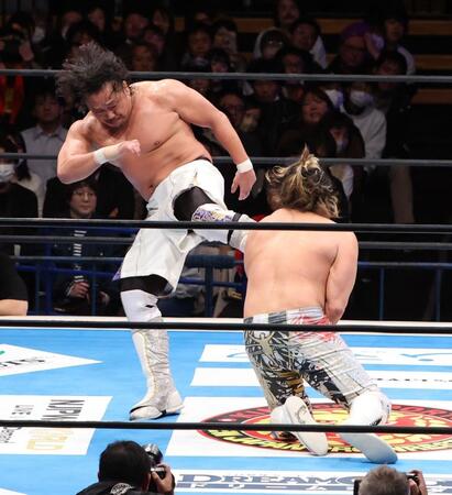 　棚橋弘至（右）きキックを放つ後藤洋央紀