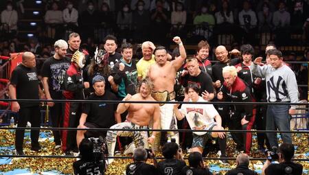　初防衛を果たした後藤洋央紀（中央）に記念写真に納まる新日本本体のレスラー
