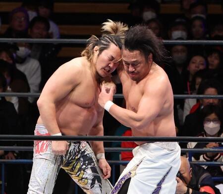 　棚橋弘至（左）に強烈なエルボーを叩き込む後藤洋央紀