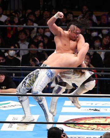 　棚橋弘至（下）を攻める後藤洋央紀