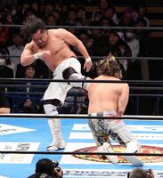 　棚橋弘至（右）きキックを放つ後藤洋央紀