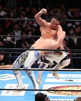 　棚橋弘至（下）を攻める後藤洋央紀