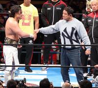 　次期挑戦者の永田裕志（右）とグータッチをする後藤洋央紀