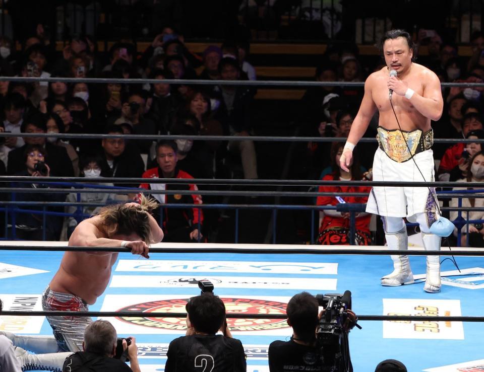 　敗れた棚橋弘至（左）を称える後藤洋央紀