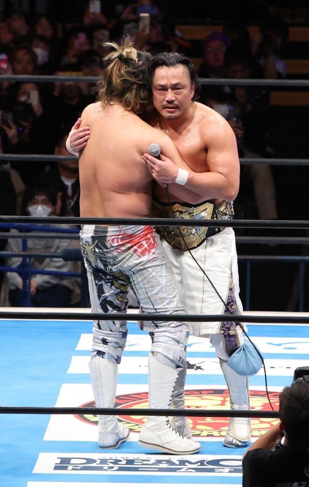 　お互いに健闘を称え合う後藤洋央紀（右）と棚橋弘至