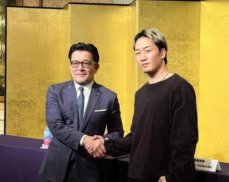 　５・４東京ドーム大会での復帰を明言した朝倉未来（右）とＲＩＺＩＮの榊原信行ＣＥＯ