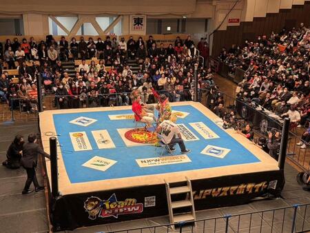 　鉄柱（写真右上）が折れた後楽園ホールのリングでトークショーを行う新日本プロレス