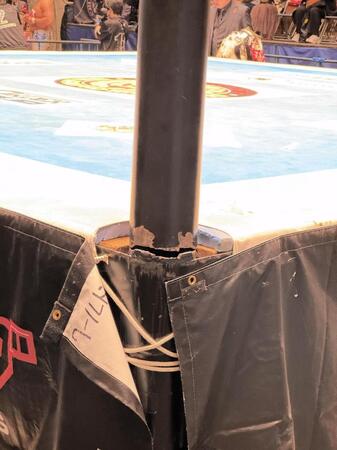 　リング設営中に１本の鉄柱が折れ、新日本プロレスの大会が中止に