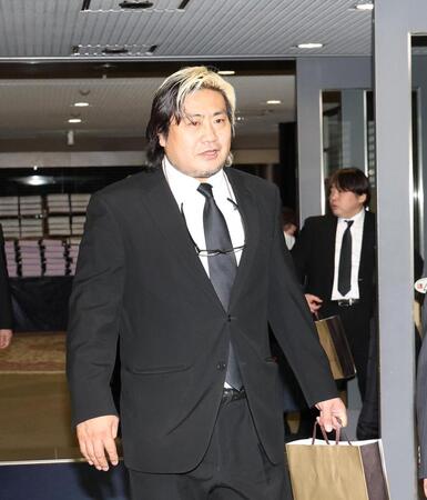 　通夜に参列した諏訪魔（撮影・佐々木彰尚）