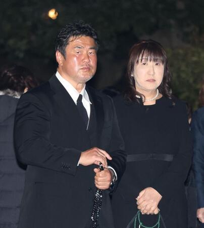 　通夜に参列する佐々木健介、北斗晶夫妻（撮影・佐々木彰尚）