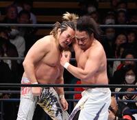 　棚橋弘至（左）に強烈なエルボーを叩き込む後藤洋央紀