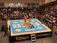 　鉄柱（写真右上）が折れた後楽園ホールのリングでトークショーを行う新日本プロレス