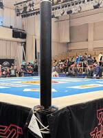 　リング設営中に１本の鉄柱が折れ、新日本プロレスの大会が中止に