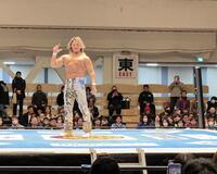 　リング設営中に１本の鉄柱（右奥）が折れ、新日本プロレスの大会が中止に。急きょトークショーを開催し、最後にマイクで締めた棚橋弘至