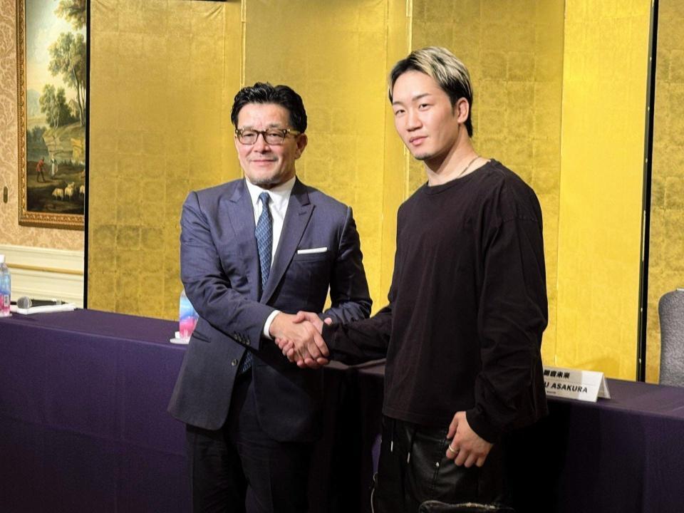 　ＲＩＺＩＮ・榊原ＣＥＯと握手する朝倉未来（右）