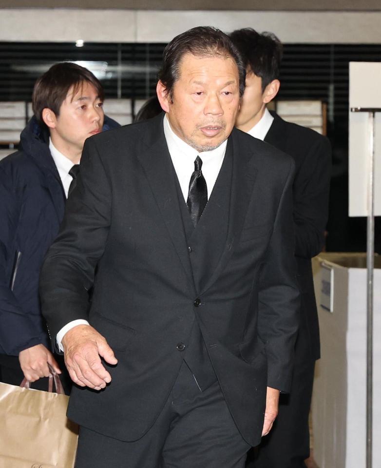 　西村修さんの通夜に参列した藤波辰爾（撮影・佐々木彰尚）