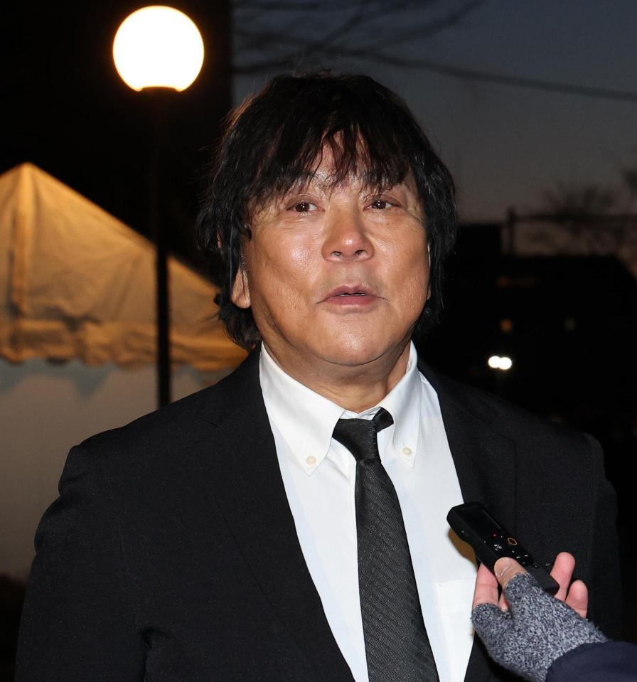 　通夜に参列した大仁田厚（撮影・佐々木彰尚）