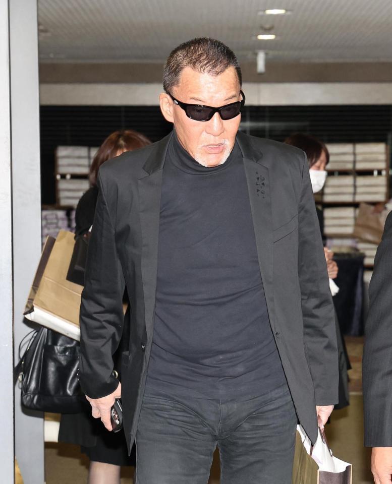 　通夜に参列した蝶野正洋（撮影・佐々木彰尚）