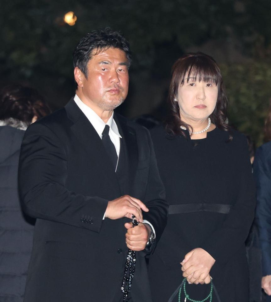 　通夜に参列する佐々木健介、北斗晶夫妻（撮影・佐々木彰尚）