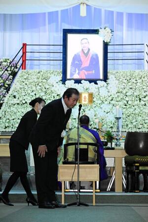 　西村修さんへの弔辞を捧げる際に一礼する藤波辰爾（代表撮影）