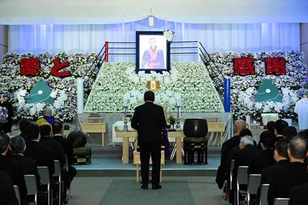 　西村修さんの葬儀で弔辞を捧げる藤波辰爾（代表撮影）