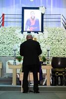 　西村修さんの遺影と向き合い弔辞を読み上げる武藤敬司（代表撮影）