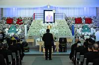 　西村修さんの葬儀で弔辞を捧げる藤波辰爾（代表撮影）