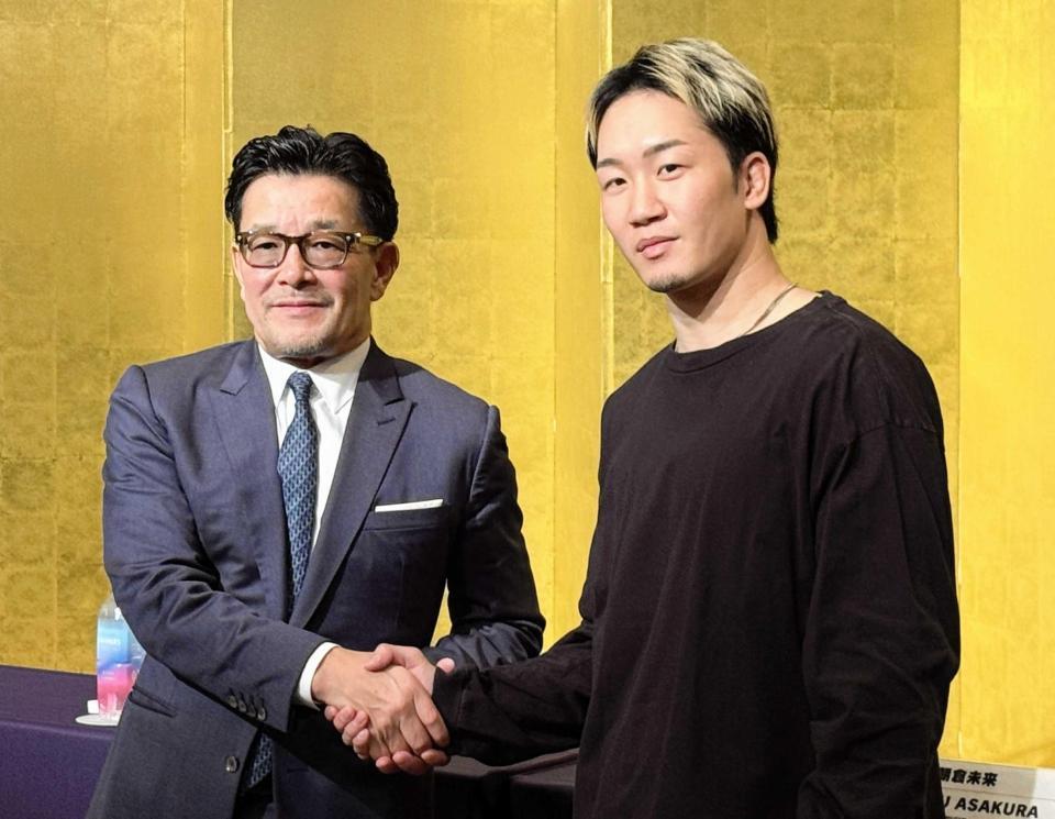 　５・４東京ドーム大会での復帰を明言した朝倉未来（右）とＲＩＺＩＮの榊原信行ＣＥＯ