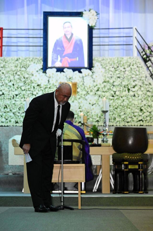 　西村修さんの葬儀で弔辞を捧げる際に一礼する武藤敬司（代表撮影）