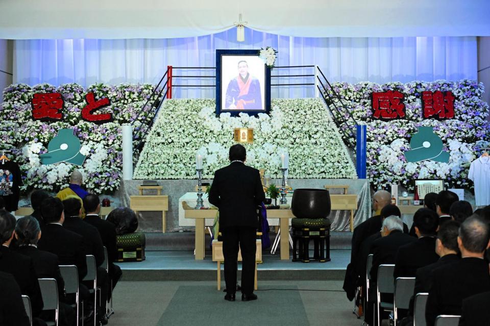 　西村修さんの葬儀で弔辞を捧げる藤波辰爾（代表撮影）