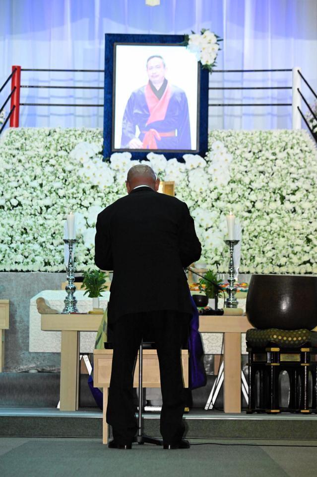 　西村修さんの遺影と向き合い弔辞を読み上げる武藤敬司（代表撮影）