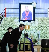 　西村修さんへの弔辞を捧げる際に一礼する藤波辰爾