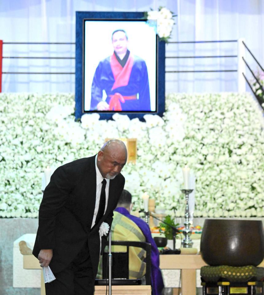 　西村修さんの葬儀で弔辞を捧げる際に一礼する武藤敬司