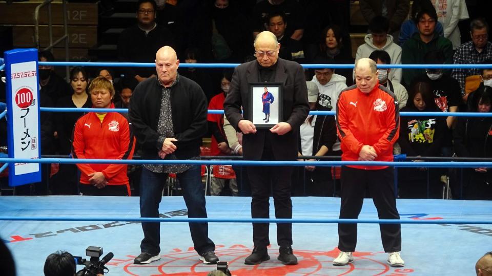 　西村修さんの追悼セレモニーで故人に祈りを捧げる（左から）ジョー・マレンコ、渕正信、和田京平名誉レフェリー