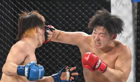 　てる（左）にパンチを出す赤パンニキ＝２日