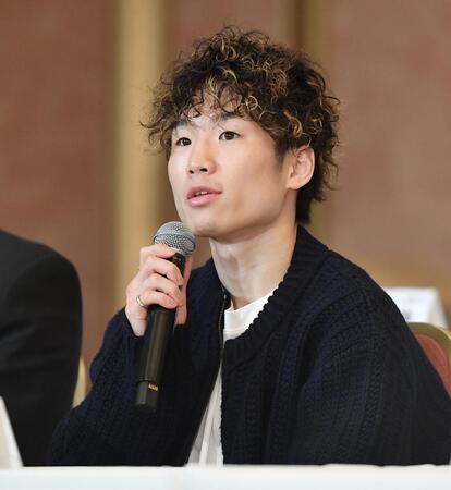 　記者会見で意気込みを語る寺地拳四朗（撮影・開出牧）