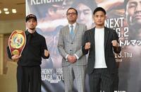 　決戦に向けファイティングポーズを決める京口紘人（右）。左から対戦相手のアンソニー・オラスクアガ、ＷＢＯのグスタボ・オリビエリ会長（撮影・開出牧）
