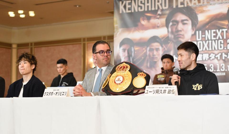 　会見で対戦相手の寺地拳四朗（左端）の印象を語るユーリ阿久井政悟（右端）＝撮影・開出牧