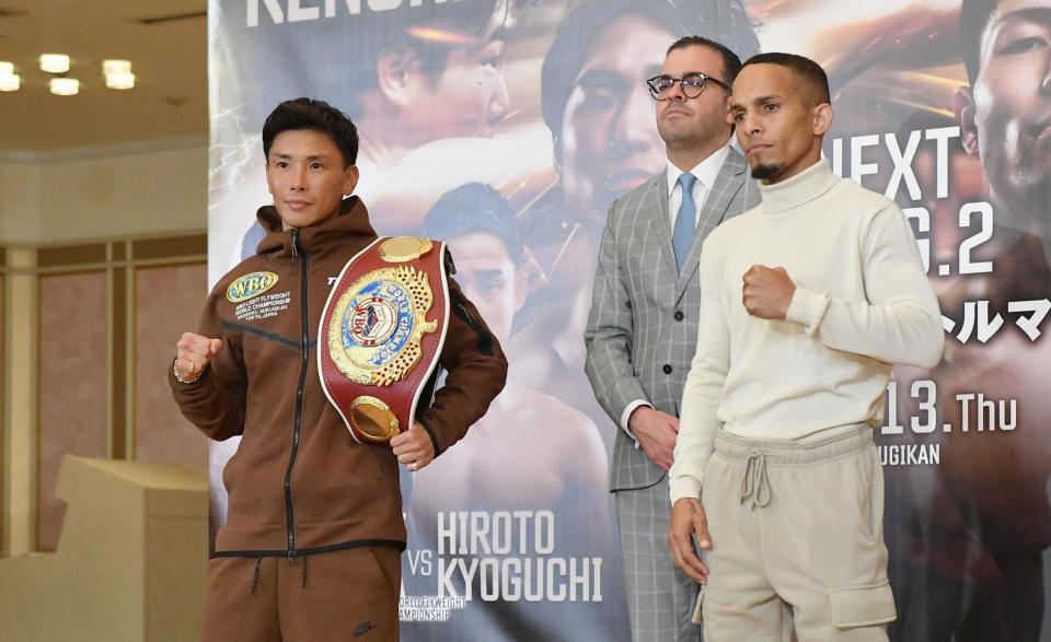 　決戦に向け闘志を燃やす岩田翔吉（左）とレネ・サンティアゴ。中央はＷＢＯのグスタボ・オリビエリ会長（撮影・開出牧）