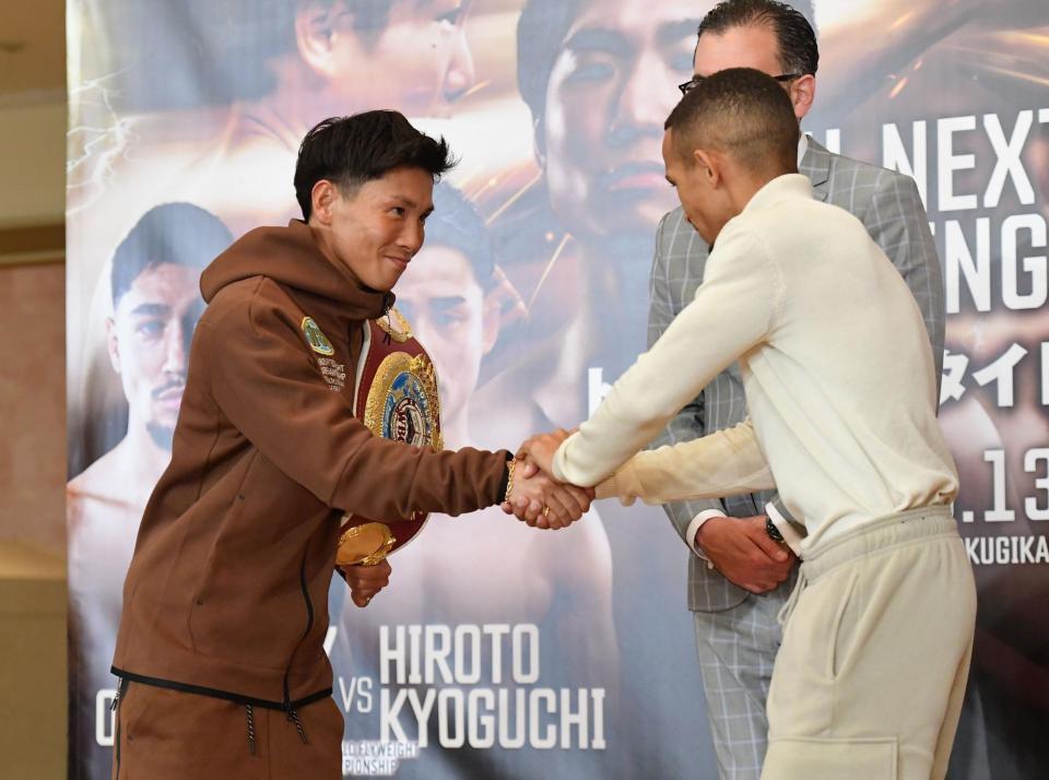 　会見で対戦相手のレネ・サンティアゴ（右）と握手を交わす岩田翔吉（撮影・開出牧）