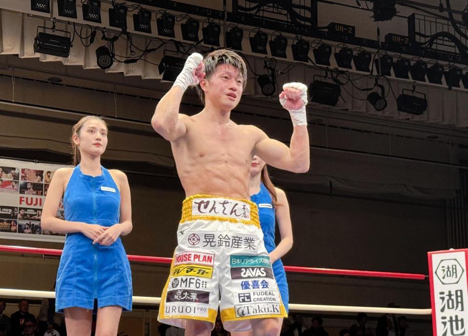 　１０カ月ぶりの再起戦でＫＯ勝利を飾った桑原拓