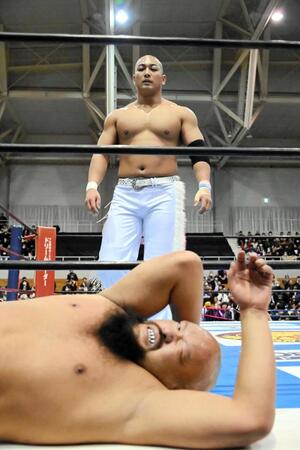 　丸刈り頭に白いコスチュームで再出発し、オーカーン（手前）との前哨戦を制した海野翔太