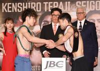 　ユーリ阿久井（右）と握手をかわす寺地拳四朗（撮影・園田高夫）