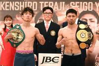 　計量をパスしたユーリ阿久井（右）と寺地拳四朗（撮影・園田高夫）